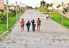 شباب يتعرون في شوارع طنجة 