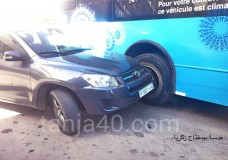 حادثة سير بين سيارة وحافلة بشارع ادريسية بطنجة