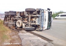 بالصور: إنقلاب شاحنة عند مدخل محطة الوقود بمدخل طنجة كاد يؤدي إلى كارثة