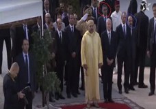 إلياس العماري أول رئيس جهة منتخب ”يصلي“إلى جانب الملك محمد السادس