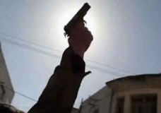 شرطي في الحسيمة يضطر لاستعمال سلاحه الوظيفي للقبض على سكارى مسلحين بالسلاح الأبيض