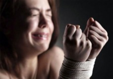 مدمن مخدرات بحي المصلى يحتجز زوجته وطفلهما ويهدد بذبحهما