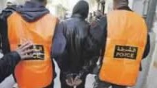 أمن طنجة يعتقل 4 أشخاص بينهم رئيس عصابة هارب من قادس وإسبانيا تطالب بترحيله 