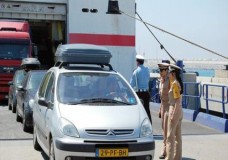 إدارة الجمارك تمنع المغاربة من قيادة السيارات المرقمة بالخارج