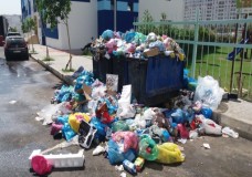 مجمعات سكنية بطنجة المدينة تشتكي تراكم الازبال ونقص الحاويات