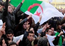 الجزائر : تفريق الاحتجاجات بالقنابل المسيلة للدموع !؟