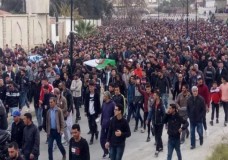مسيرات حاشدة بالجزائر ضدا على ترشح بوتفليقة لولاية خامسة  !؟