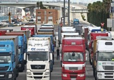 مهنيو النقل الطرقي للبضائع يخوضون إضرابا لمدة يومين بميناء طنجة المتوسط