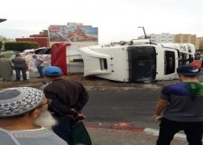 طنجة.. انقلاب شاحنة محملة بالدقيق تتسبب في عرقلة حركة السير – صور 