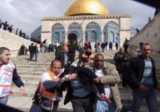 الأقصى : مواجهات تندلع مجددا ببين الفلسطينيين وشرطة الاحتلال الإسرائيلي !
