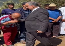  واقعة تقبيل يد عامل شفشاون تعيد الجدل حول حضور “صحافة فيسبوك” في التغطيات الرسمية!