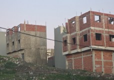 طنجة : في نفوذ الملحقة العاشرة بطنجة — منازل تُبنى قبل الطرق وقبل الصرف الصحي: فهل  المواطن في صلب الأولويات؟