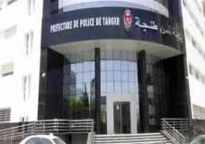 طنجة : فيديو يكشف فضيحة شرطي يبيع التذاكر بمحيط الملعب !؟
