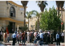 طنجة : السكان يحاصرون رئيس مجلس مقاطعة بني مكادة !؟