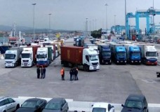 أرباب النقل الدولي بالمغرب يخوضون إضرابا مفتوحا، بسبب القيود والعراقيل الأوروبية.